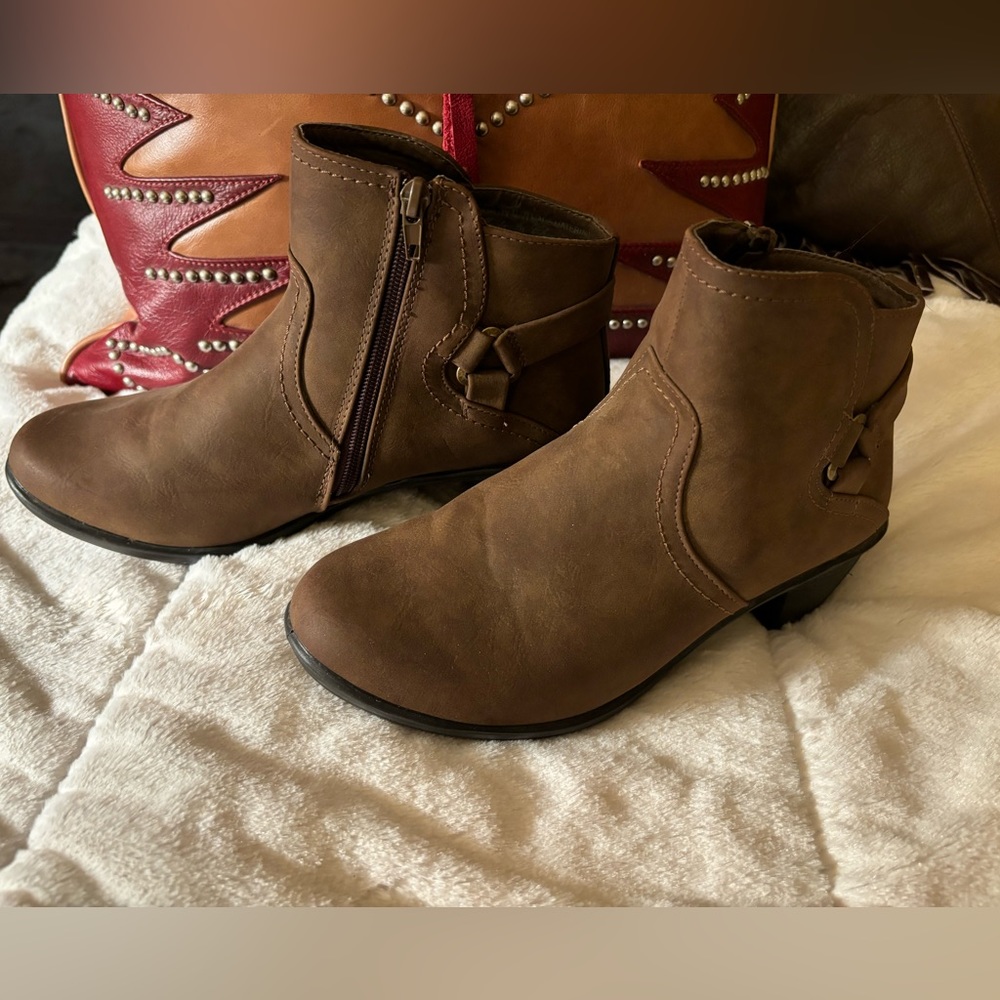8M Tan Easy Street ankle boots.